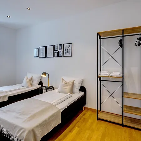 Kaza Guesthouse, Centrally Located 2 & 3 Bedroom Apartments In Augsburg Exterior photo