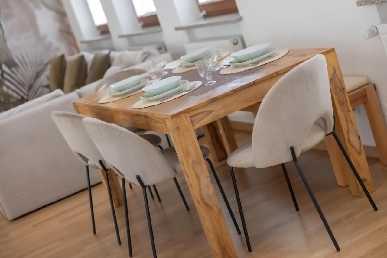 Kaza Guesthouse, Centrally Located 2 & 3 Bedroom In Apartament *
