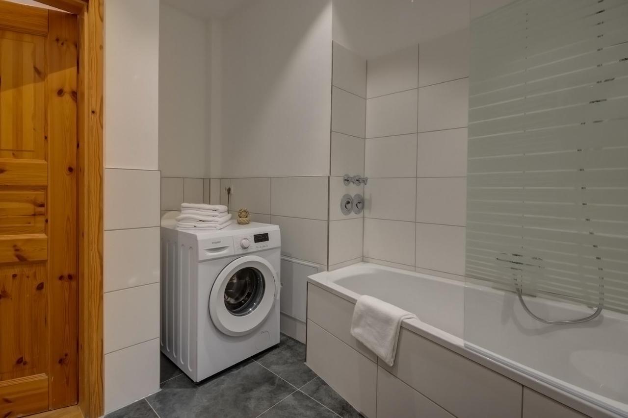 Kaza Guesthouse, Centrally Located 2 & 3 Bedroom In Apartment