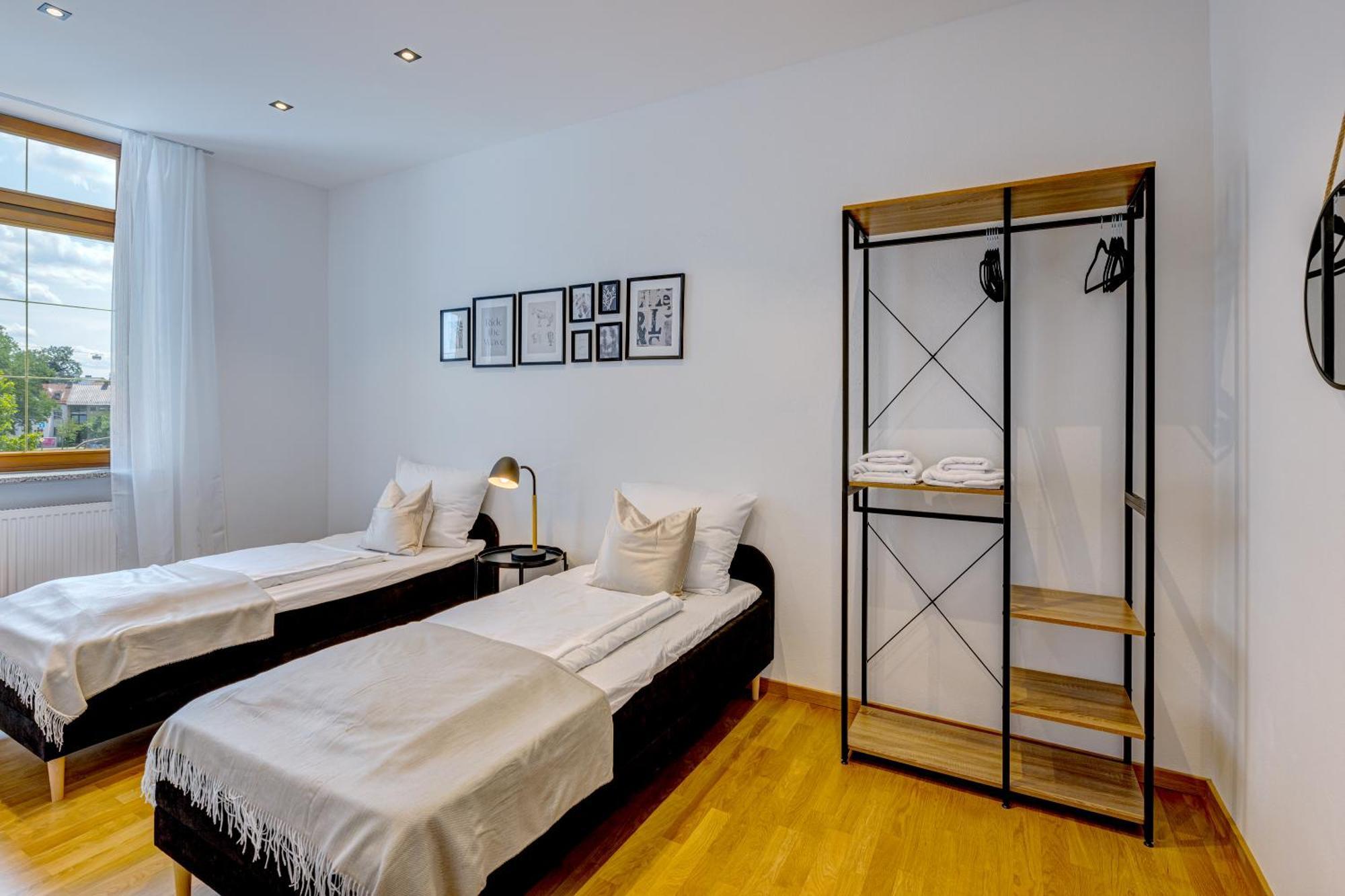 Kaza Guesthouse, Centrally Located 2 & 3 Bedroom In Apartment