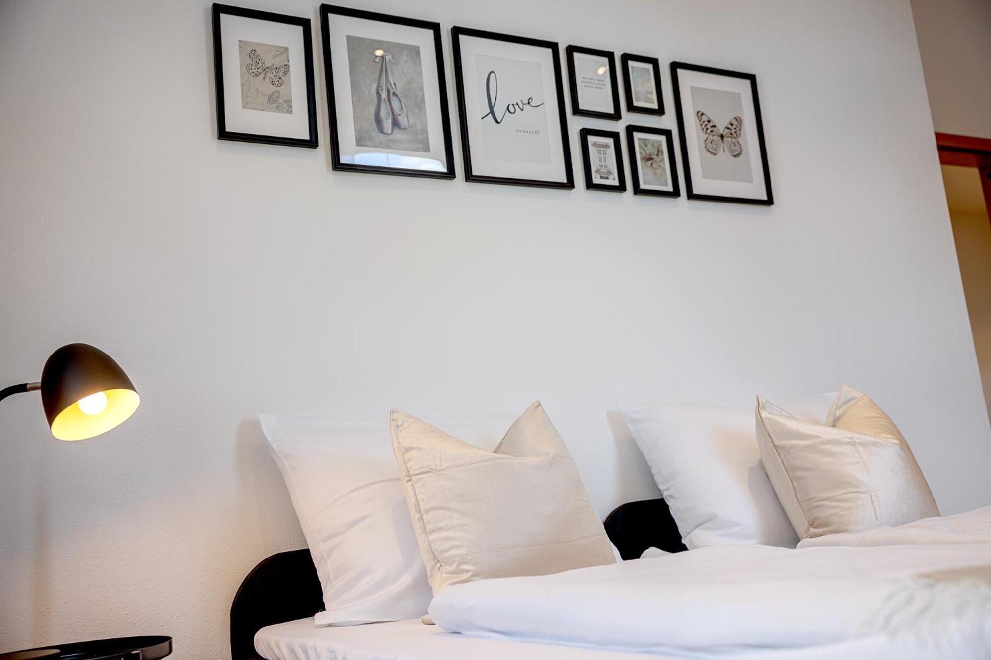 Kaza Guesthouse, Centrally Located 2 & 3 Bedroom In Apartment