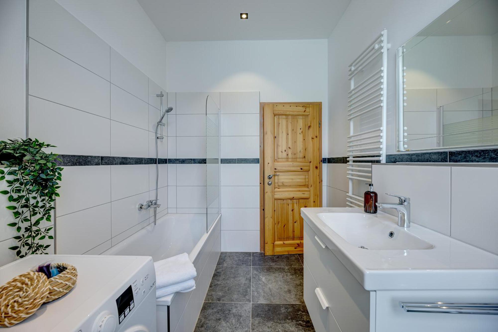Apartment Kaza Guesthouse, Centrally Located 2 & 3 Bedroom In Augsburg