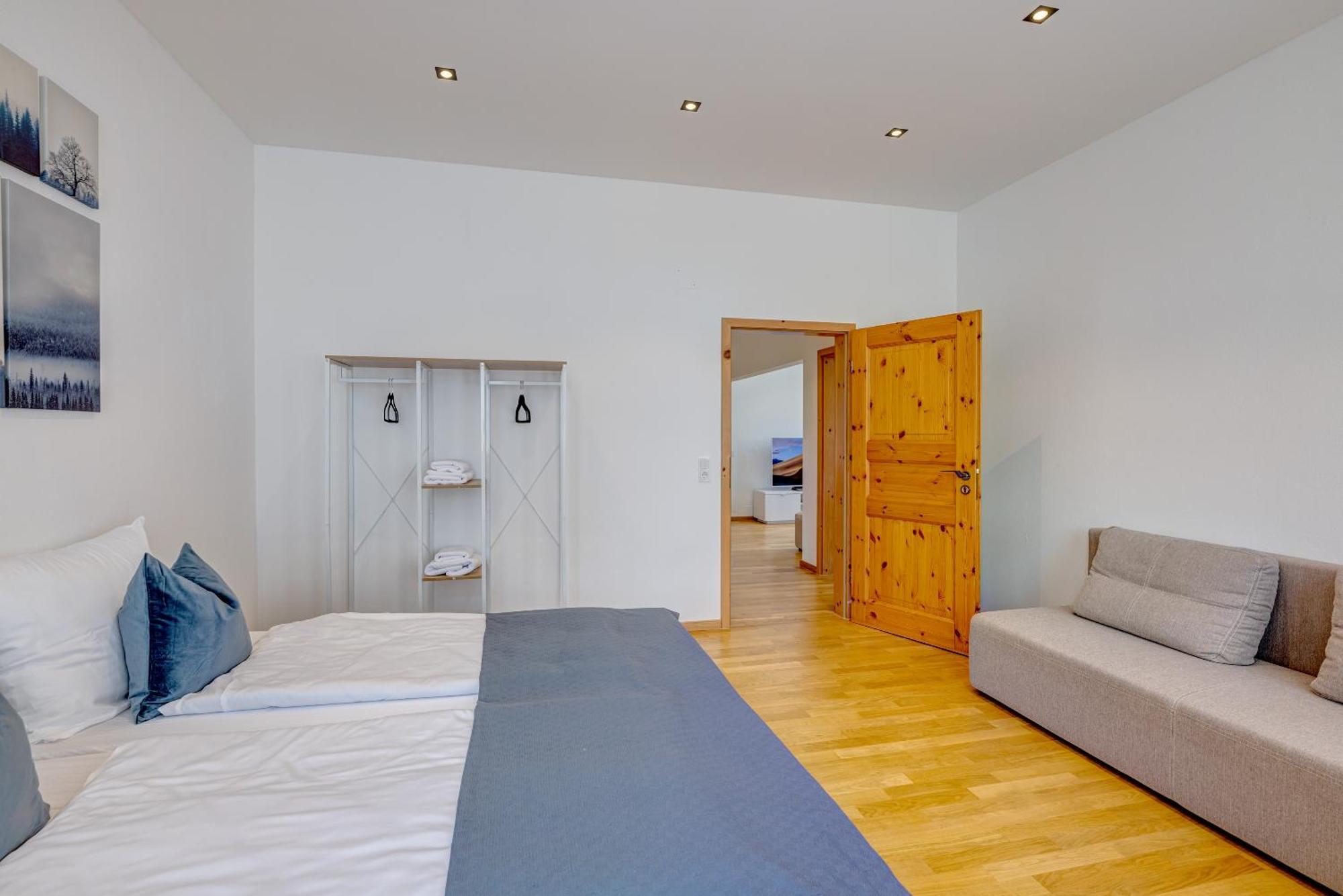 Kaza Guesthouse, Centrally Located 2 & 3 Bedroom In Apartment *