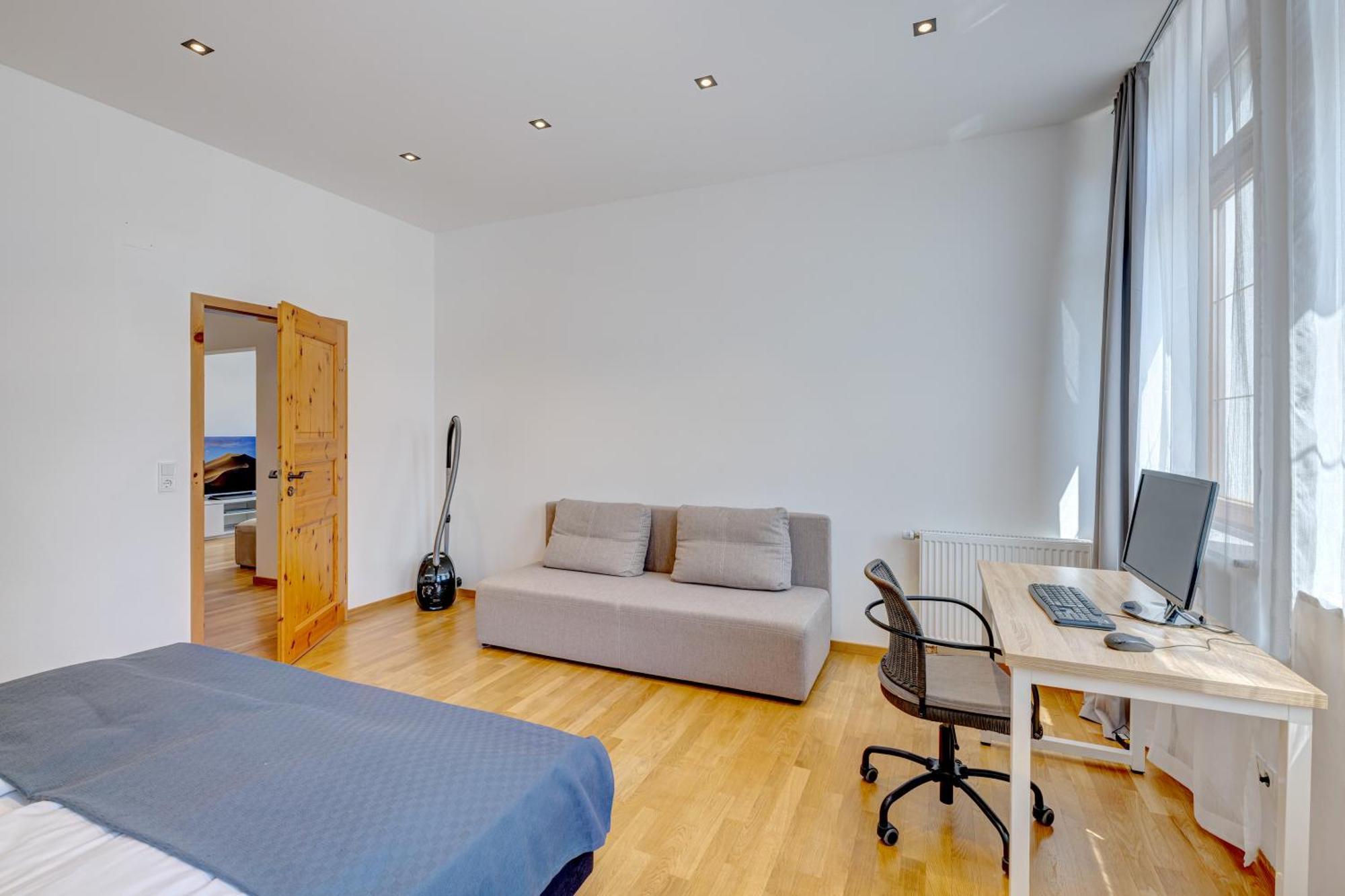 Apartment Kaza Guesthouse, Centrally Located 2 & 3 Bedroom In Augsburg